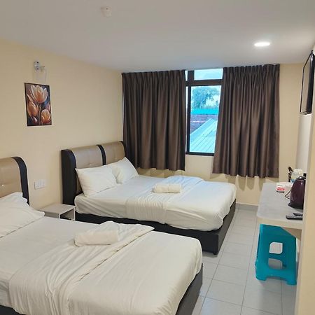 Southern Tip Hotel Pontian Kecil Exterior foto